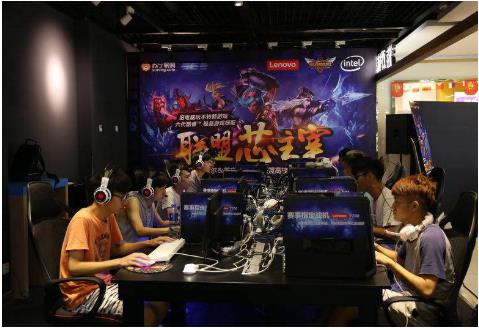  电竞模拟器普及，普通玩家也能体验职业赛场