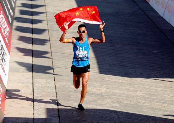  网球拍个性化定制兴起，激光雕刻图案成潮流