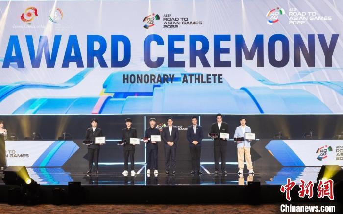  电竞退役选手转型，多领域发展开启人生新篇章