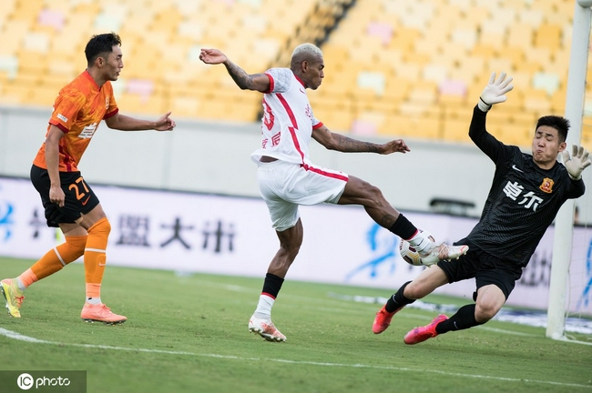  门将神勇扑救保清白，零封对手成就经典战役