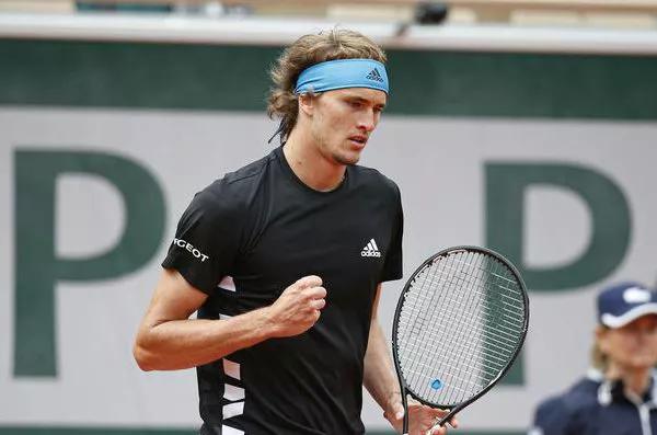  梅德韦杰夫鏖战五盘，苦战险胜挺进决赛