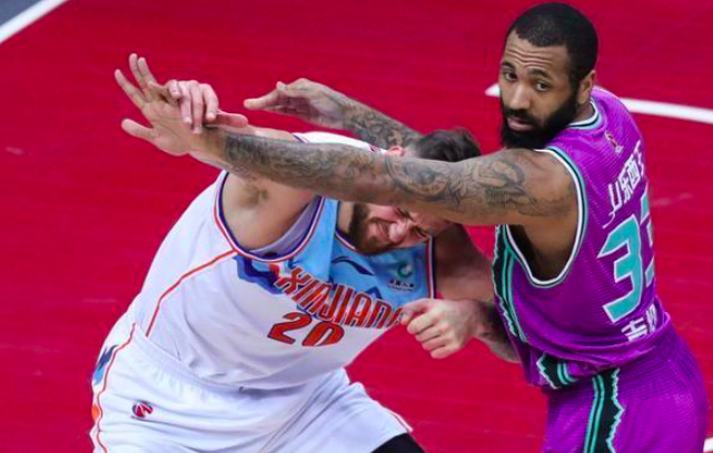  高中篮球联赛半决赛，北京四中险胜上海中学