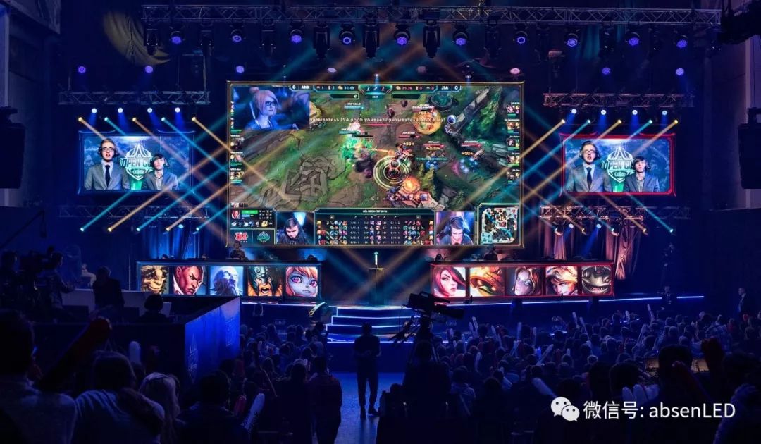  电竞解说激情四射，点燃赛场火热氛围