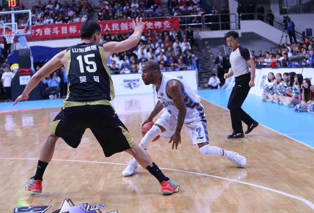  裁判判罚争议不断，VAR技术成焦点话题  