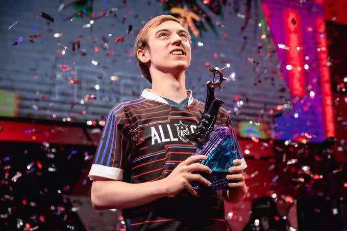  电竞天才少年首夺世界冠军宝座