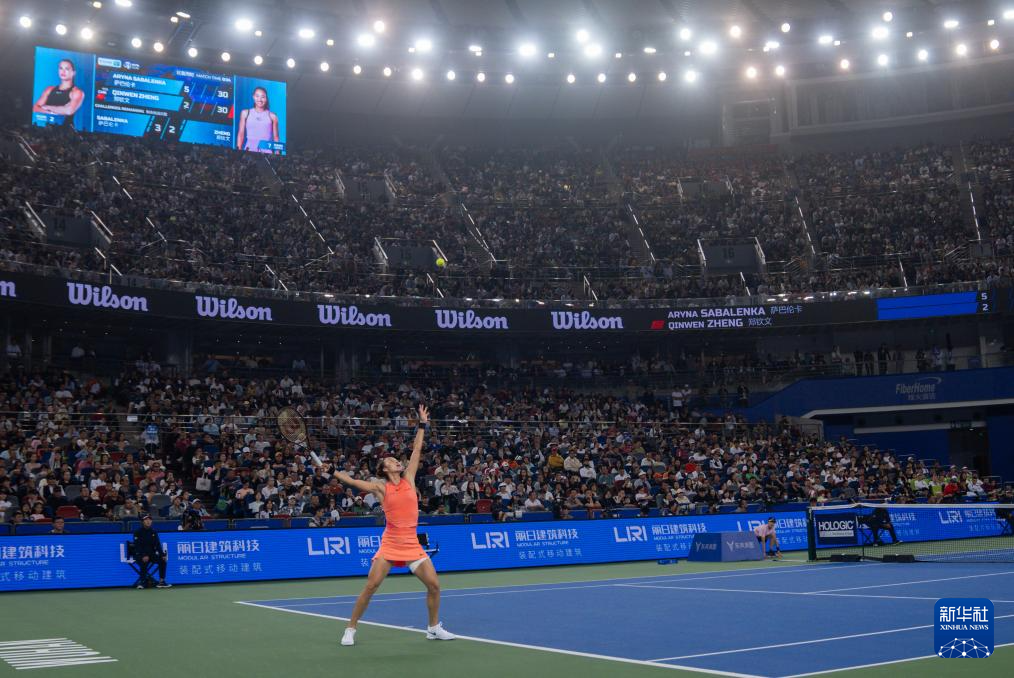  发球测速仪刷新纪录，萨弗林卡轰出二百一十公里极速  